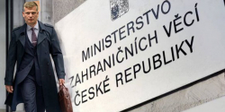 Muž s koženou brašnou nesmí projít