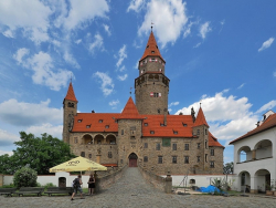 Tisícileté dějiny české - HRAD BOUZOV